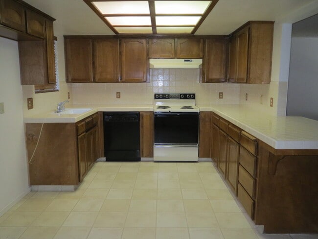 Building Photo - Well taken care of home in the heart of Clovis.