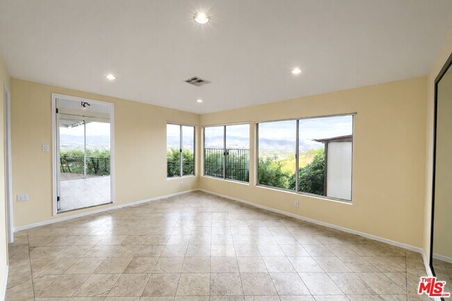 Building Photo - 3641 Sunswept Dr