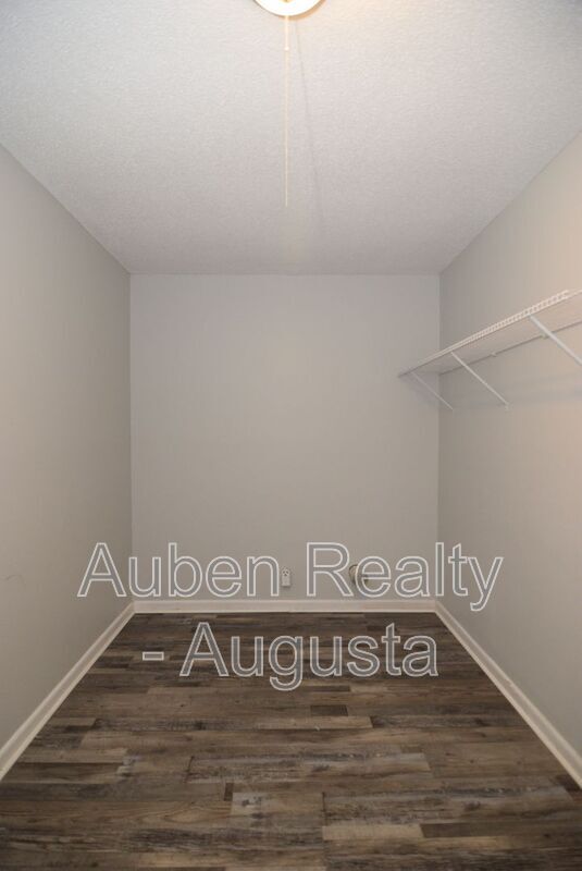 Building Photo - 524 Laverne Ave