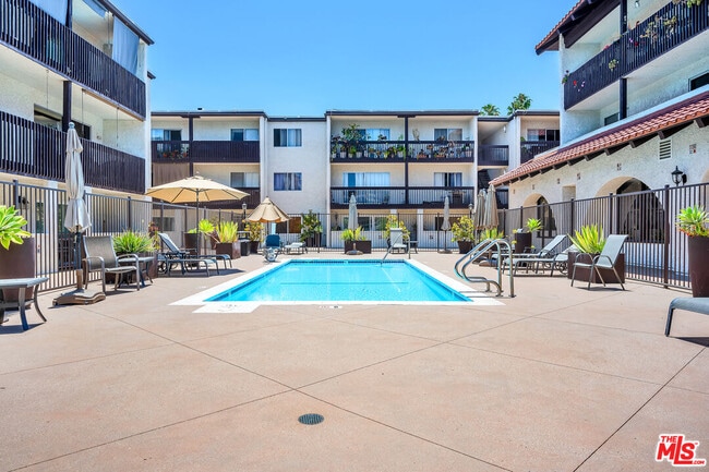 Building Photo - 5334 Lindley Ave