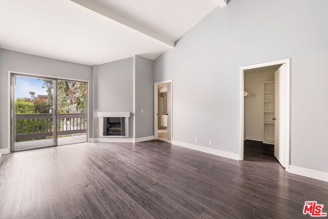 Building Photo - 1559 Palisades Dr