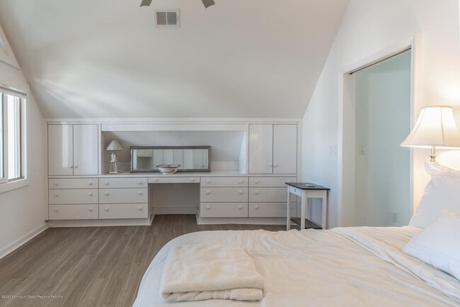 Building Photo - 502 Sunset Blvd