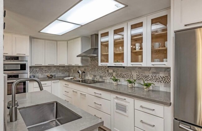 Building Photo - 3BD/2BA – Updated Condo in Coveted Downtow...