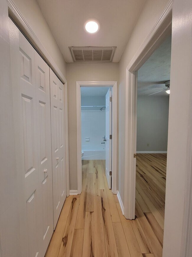 Building Photo - 2 bedroom/ 2 bath duplex for rent in NE Tallahassee, woodfloors, fenced back yard available Augus...