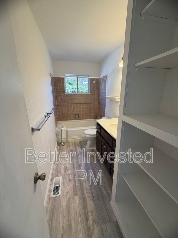 Building Photo - 559 N Oak St