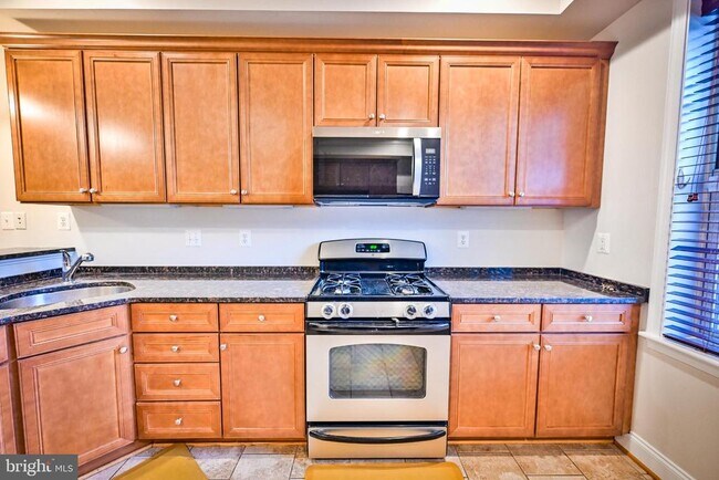 Building Photo - 263 S Ellwood Ave