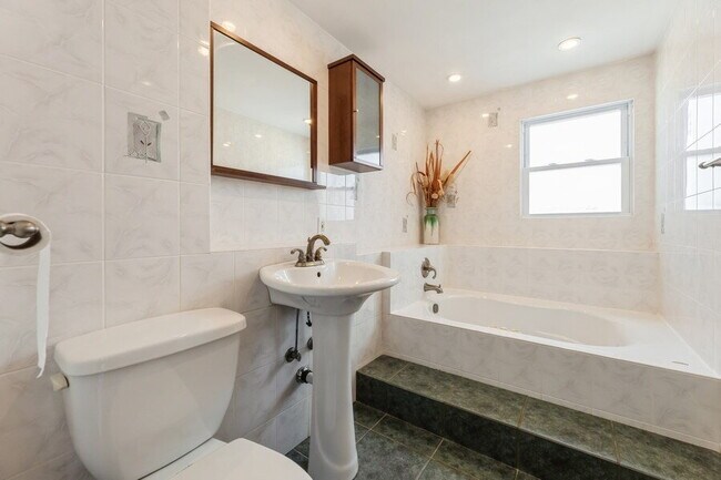 Building Photo - Bergenfield NJ Split Level Spacious Single Family home