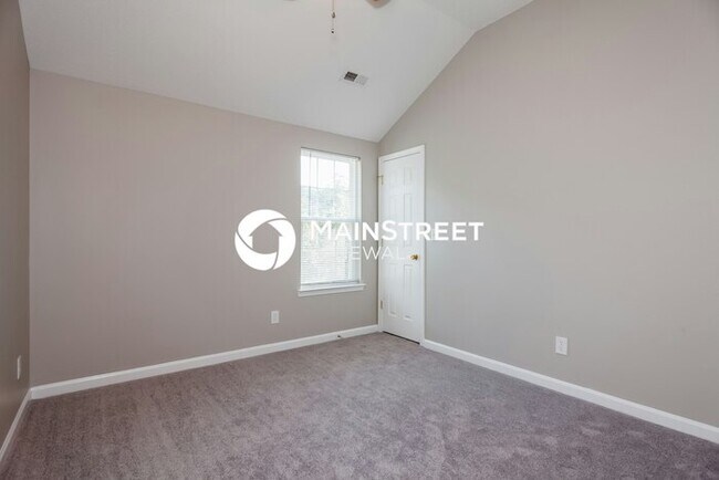 Building Photo - 4 Bedroom Pet-Friendly Home in Charlotte, NC with Main Street Renewal