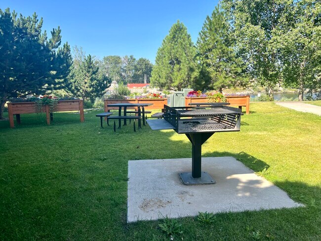 Building Photo - 2025 Mullan Rd