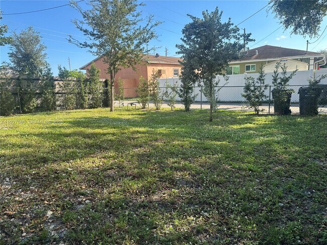 Building Photo - 2206 Simms St