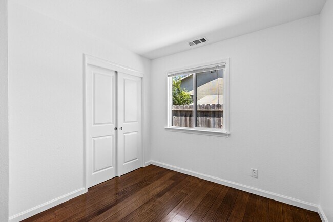 Building Photo - Updated 4 Bedroom 2 Bath North Napa Home