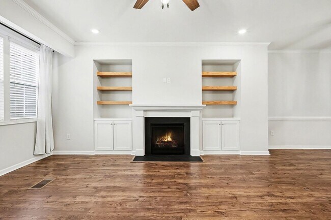 Building Photo - Spacious and Well Maintained Townhome in Austin Creek