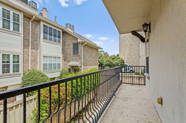 Building Photo - Luxury Highland Park Living