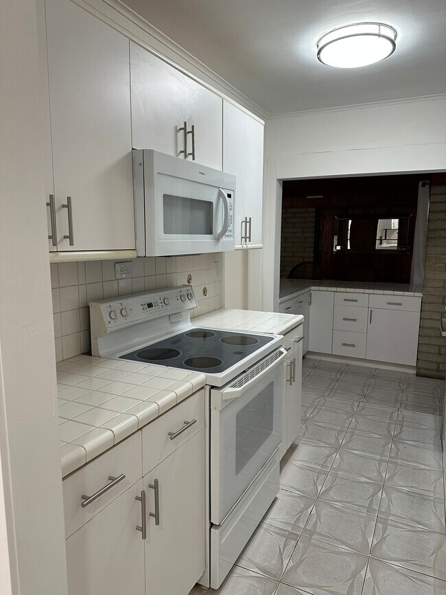 Building Photo - 811 NE 2nd Pl