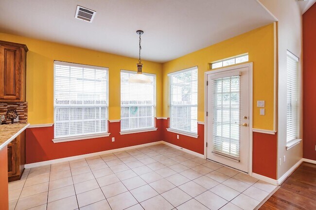 Building Photo - 2412 Arbor Dr