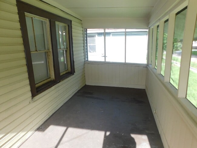 Building Photo - Three Bedroom 1 Bath on quiet street