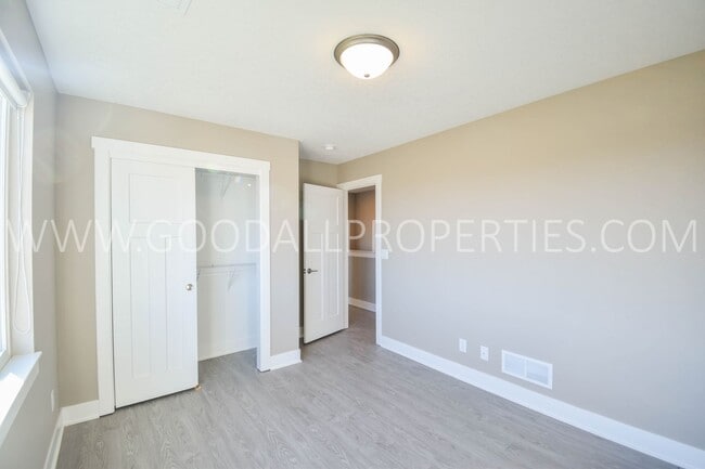 Building Photo - 4 Bedroom 2.5 Bathroom 2 story home in DeSoto!!!