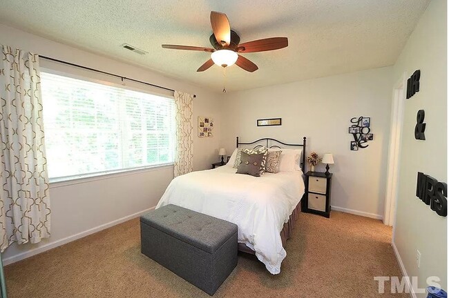 Building Photo - Charming 3 Bedroom w/2 Car Garage!