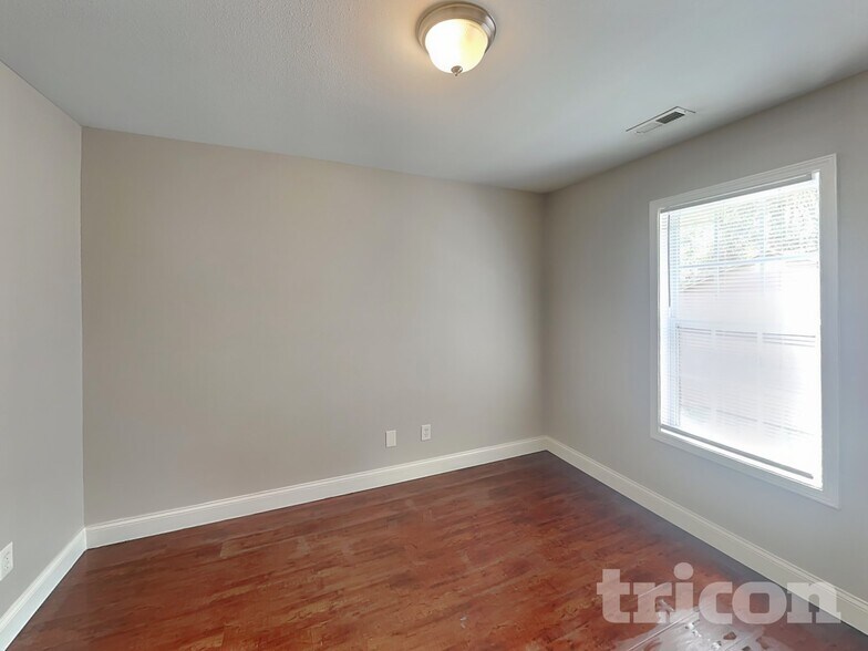 Building Photo - 10417 Hugue Way