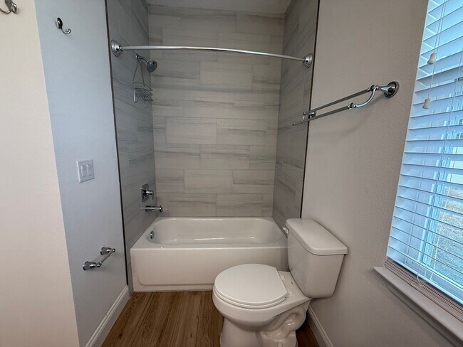 Building Photo - Beautiful 4 bedroom 2 bathroom home