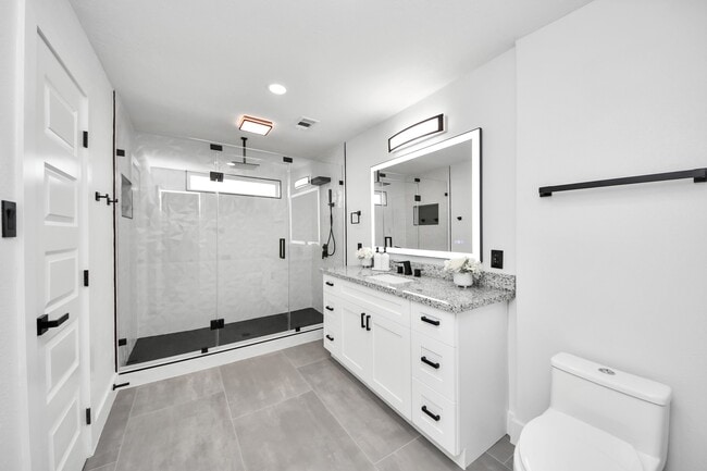 Building Photo - 15411 Town Green Dr