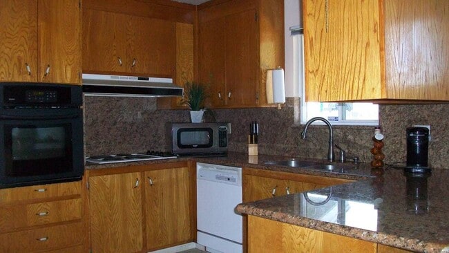 Building Photo - 39262 Sundale Dr
