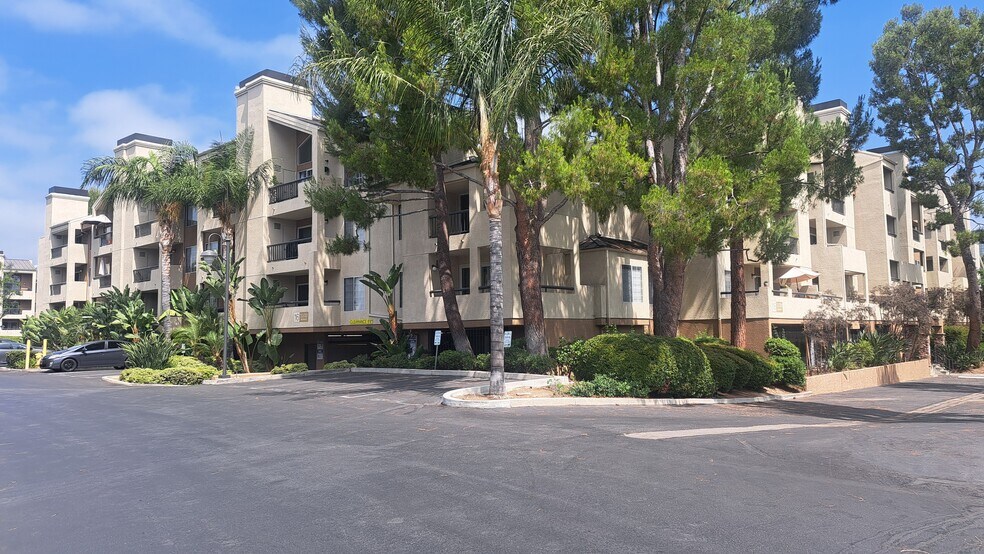 Building Photo - 21520 Burbank Blvd