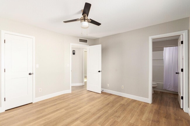 Building Photo - 232 E Leah Ln