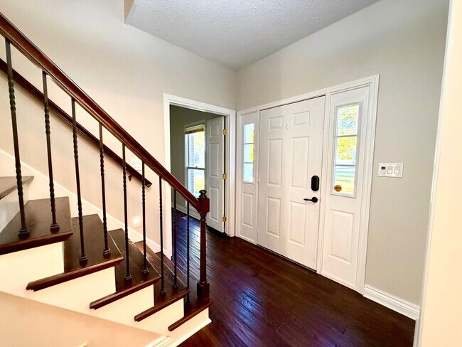 Building Photo - 1402 E Rhett Butler Rd