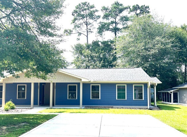 Building Photo - Furnished 2 Bedroom Duplex, Utilities Included, Available August 2026 Through May 2027!