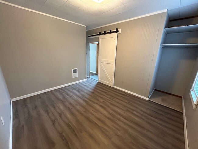 Building Photo - 3 bedroom 1 bathroom House