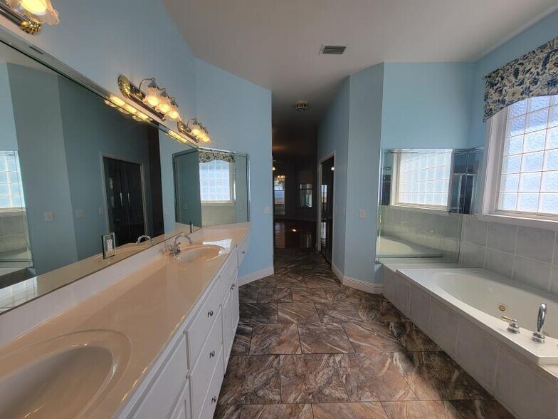 Master bathroom - 7327 Rodgers Dr