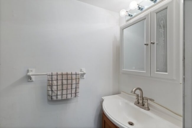 Building Photo - 43 Woodenbridge Ct