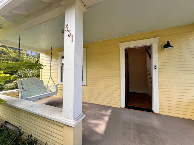 Building Photo - Gorgeous, Executive Living in Beautiful Ma...