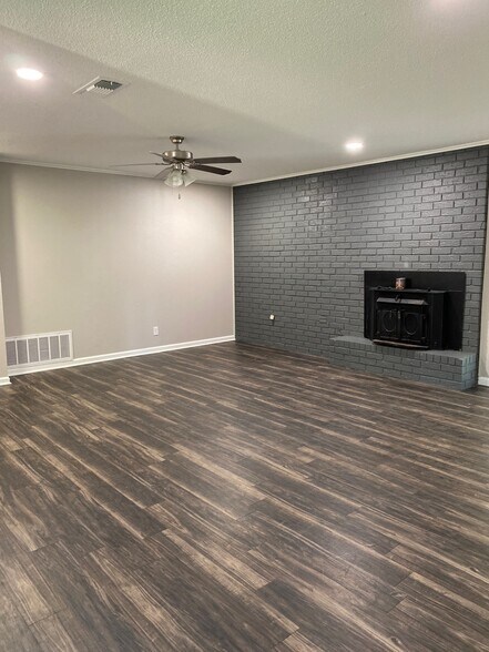 Building Photo - 100 Medina Dr