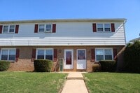 Building Photo - Charming 2 Bedroom Townhouse