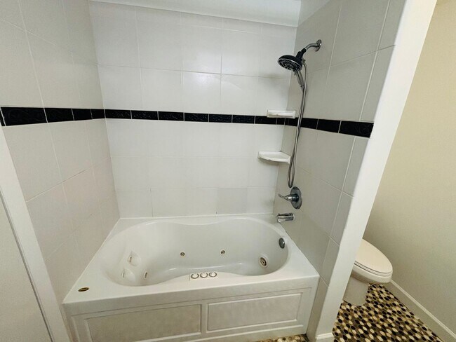 Building Photo - Forest of Golden Hills 3/2/2 ***Hidden Gem***