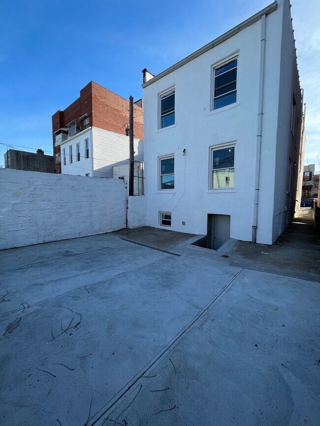 Building Photo - 743 40th St
