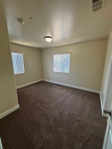 Building Photo - 204 W 78th St