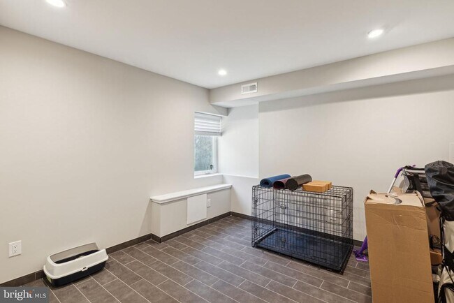 Building Photo - 1510 N Hollywood St