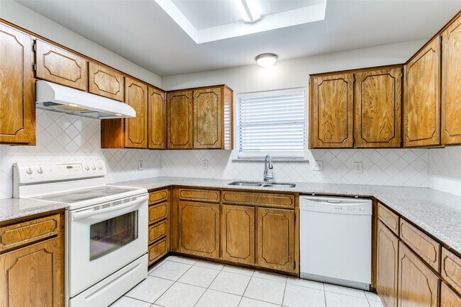 Building Photo - 215 Meadowbrook Ln