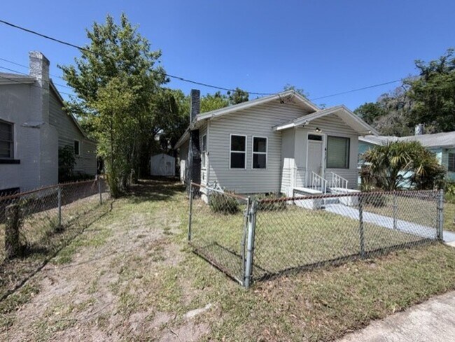 Building Photo - Charming Rental Property with Modern Upgrades and Convenient Location!