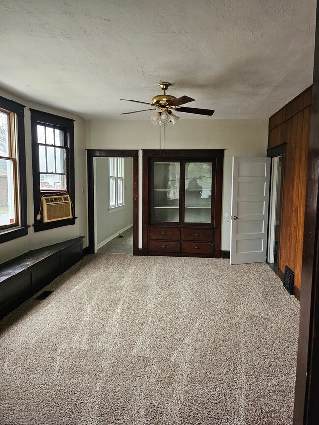 Building Photo - Remodeled 2 Bed house Available Now