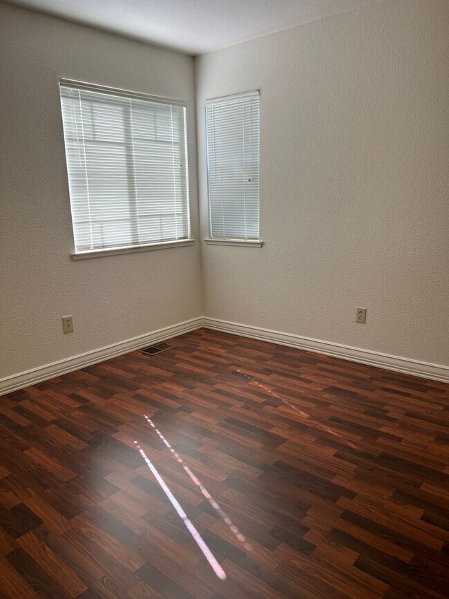 Building Photo - LOVELY 4 BEDROOM HOME IN LAGUNA CREEK!