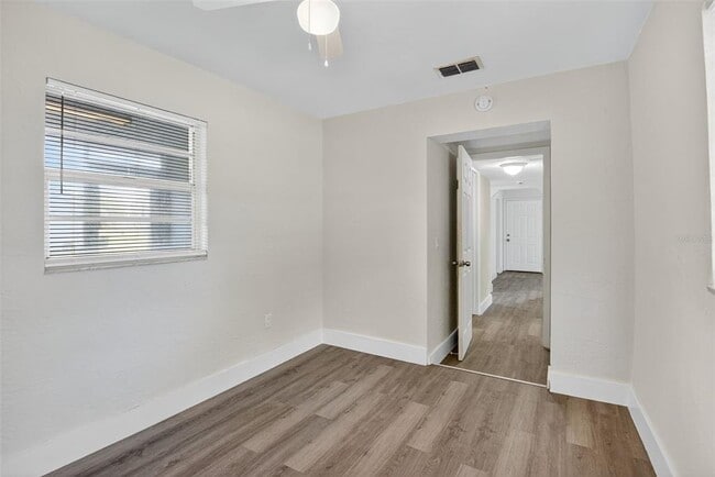 Building Photo - 2425 Anastasia Dr