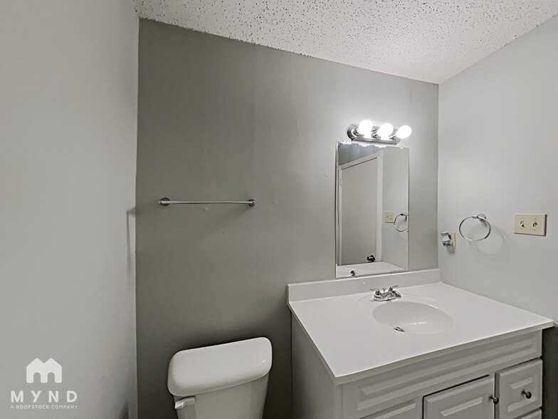 Building Photo - 3056 Darrow St