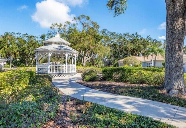 Building Photo - 2960 Sandringham Pl