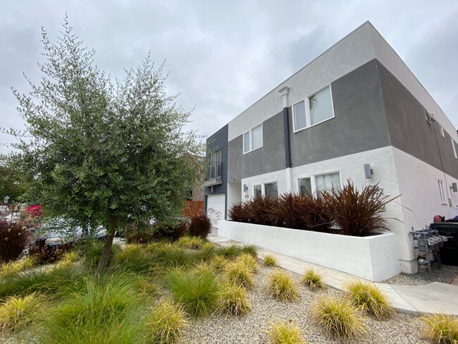 Building Photo - 627 N Mariposa Ave