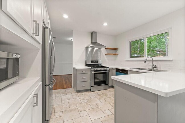 Building Photo - 28 Silver Elm Pl
