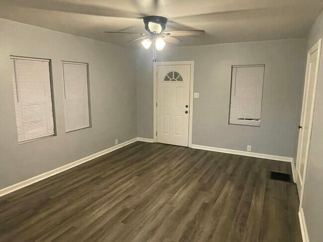 Building Photo - 1517 N Chester Ave